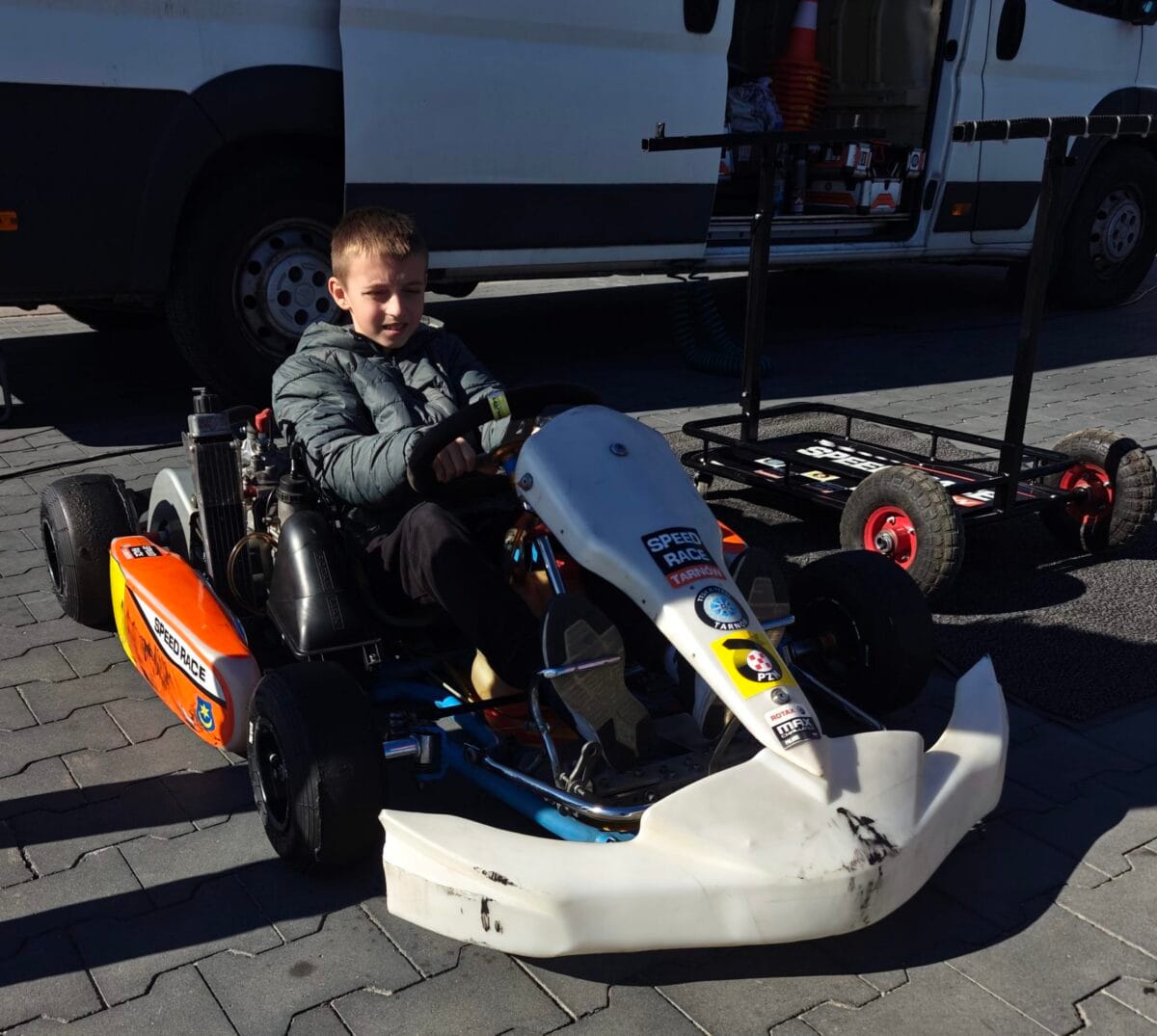 Pierwsze przymiarki Pawła do profesjonalnego gokarta na torze otwartym. 🏎️🔥
